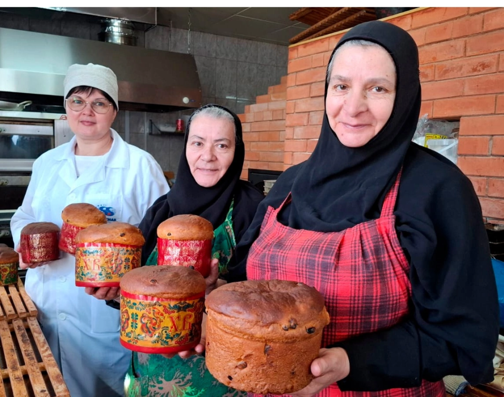 В Тверской области монахинь учили выпекать куличи